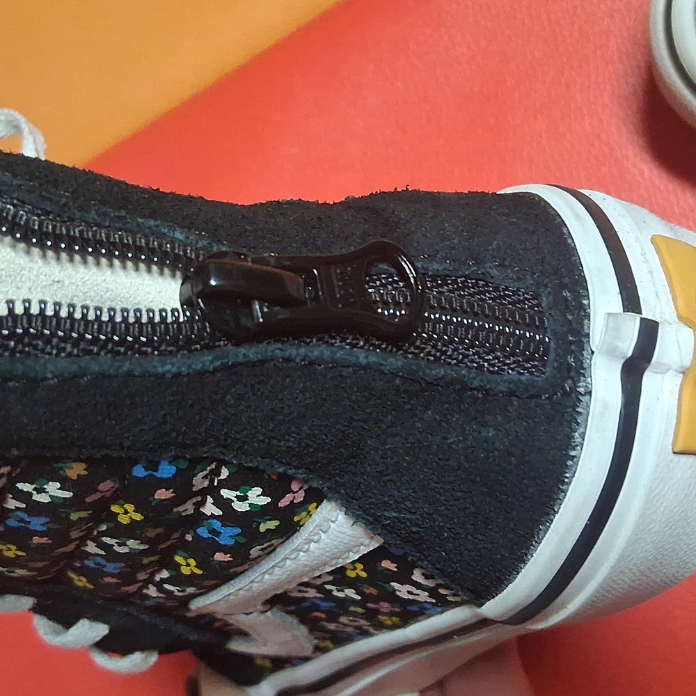Kids  Vans High-Top Sneakers - Black and White - Picture 6 of 6